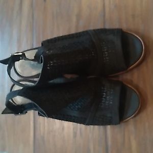 Vince Camuto Lendia Perforated Peep Toe Slingback Blocked Heel Sandals Size 6.5M